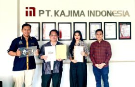 Jajaran Direksi PT Arisha Sinar Berlian melakukan seremoni serah terima dokumen Sertifikat Laik Fungsi (SLF) dengan manajemen PT Kajima Indonesia di kantornya berlokasi di Cikarang Pusat, Kabupaten Bekasi